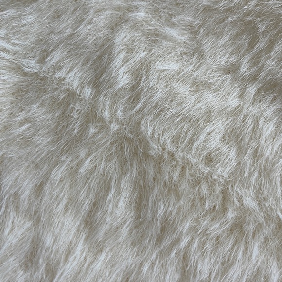 Fuzzy sleeveless top - Picture 7 of 7